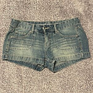 Mossimo Supply Co size 7 juniors Jean shorts. EUC